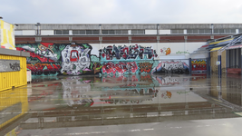 902757 Gezicht op enkele graffitikunstwerken op het terrein tussen het gebouw van de Stadsbrug (multifunctionele ...